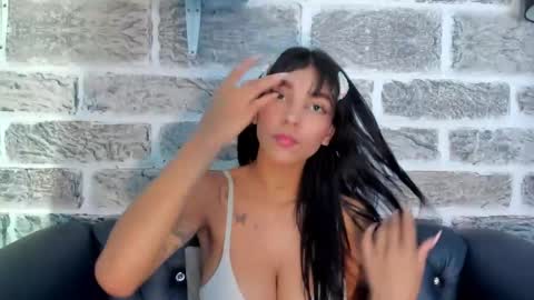 Snapshot of laura_aristizabal_19 chatting on 03-03-25, 03:53 Laura online show from 03-03-25, 03:53