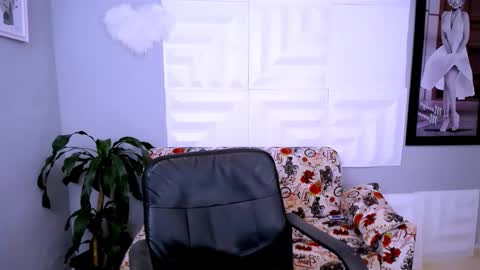 Snapshot of laura_candy02 chatting on 03-05-26, 05:53 LAURA online show from 03-05-26, 05:53