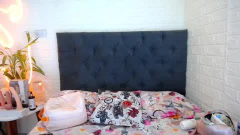 Snapshot of laura_candy02 chatting on 03-28-26, 04:06 LAURA online show from 03-28-26, 04:06