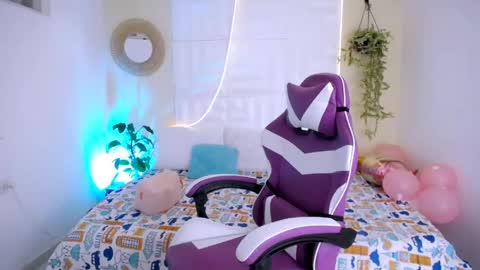 LAURA online show from 05-02-26, 02:00