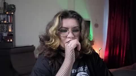 Miss Laura online show from 09-26-25, 01:37