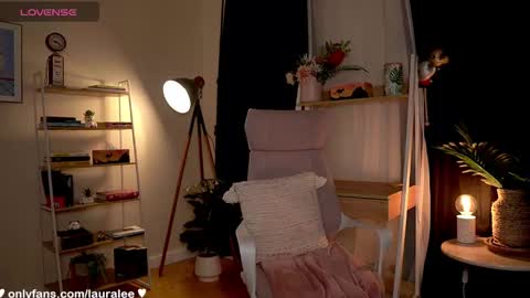 Snapshot of laura_lee chatting on 10-11-25, 10:52 Laura Lee. online show from 10-11-25, 10:52