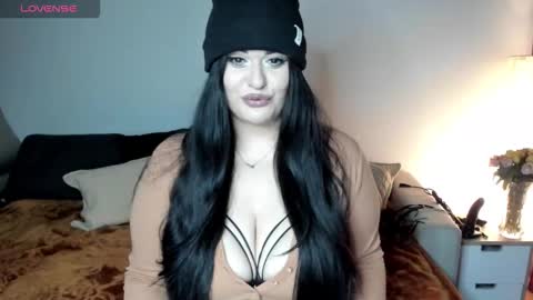 Laura online show from 11-11-25, 05:24