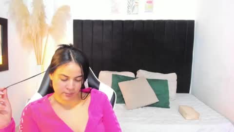 LAURA SOE online show from 06-19-26, 02:05