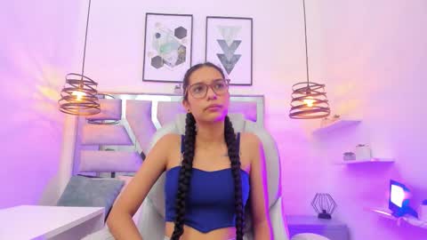 laura stuar online show from 11-26-25, 01:12