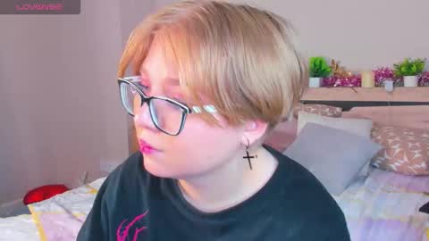 Snapshot of lauraaa_smith chatting on 03-04-26, 07:36 Laura online show from 03-04-26, 07:36