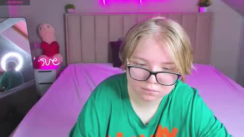 Snapshot of lauraaa_smith chatting on 03-22-26, 08:07 Laura online show from 03-22-26, 08:07