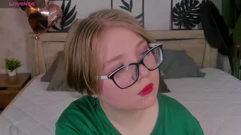 Snapshot of lauraaa_smith chatting on 03-23-26, 07:56 Laura online show from 03-23-26, 07:56