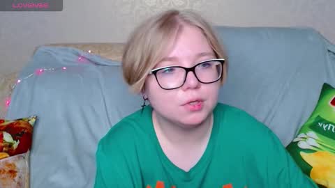 Snapshot of lauraaa_smith chatting on 03-24-26, 11:37 Laura online show from 03-24-26, 11:37