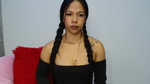 lauracb          online show from 10-21-25, 05:52