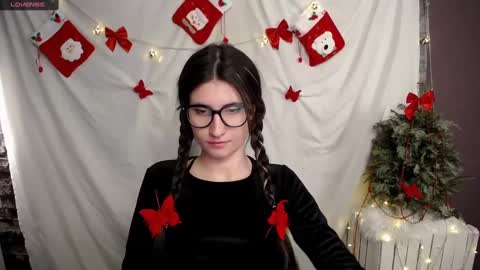 Snapshot of lauradre_ chatting on 12-13-24, 03:21 Laura online show from 12-13-24, 03:21