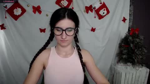 Snapshot of lauradre_ chatting on 12-23-24, 09:05 Laura online show from 12-23-24, 09:05