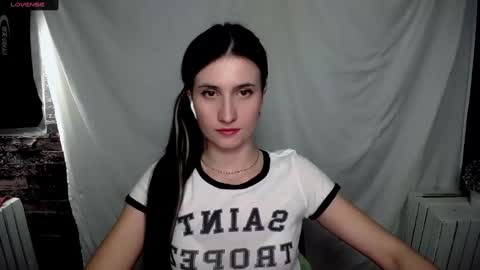 Snapshot of lauradre_ chatting on 01-19-25, 08:39 Laura online show from 01-19-25, 08:39