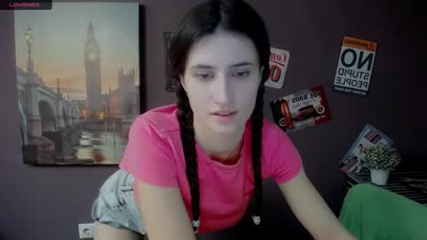 Snapshot of lauradre_ chatting on 02-07-25, 08:33 Laura online show from 02-07-25, 08:33