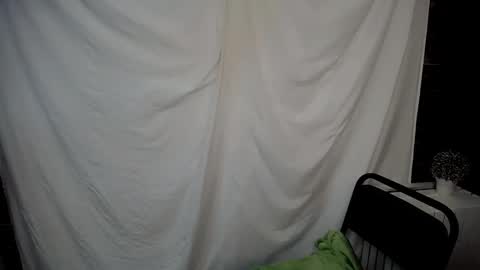 Snapshot of lauradre_ chatting on 02-13-25, 11:17 Laura online show from 02-13-25, 11:17