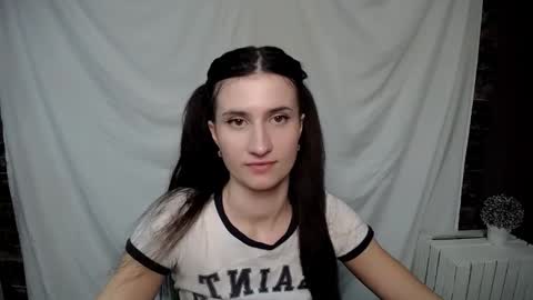 Snapshot of lauradre_ chatting on 02-17-25, 11:44 Laura online show from 02-17-25, 11:44