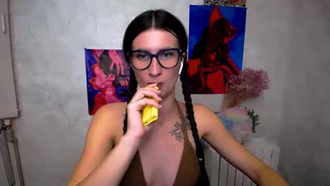 Snapshot of lauradre_ chatting on 09-20-25, 09:21 Laura online show from 09-20-25, 09:21