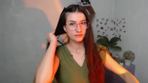 Snapshot of lauradre_ chatting on 10-06-25, 06:00 Laura online show from 10-06-25, 06:00