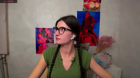 Snapshot of lauradre_ chatting on 10-22-25, 07:52 Laura online show from 10-22-25, 07:52