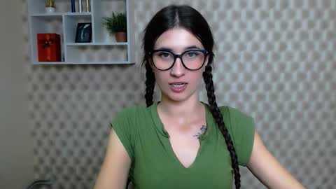 Snapshot of lauradre_ chatting on 11-05-25, 11:43 Laura online show from 11-05-25, 11:43