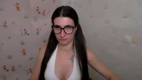Snapshot of lauradre_ chatting on 11-08-25, 11:32 Laura online show from 11-08-25, 11:32