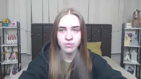 LauraHlot online show from 10-12-25, 05:50