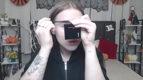 LauraHlot online show from 10-23-25, 05:44