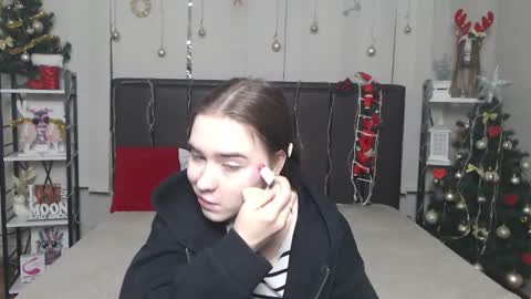 LauraHlot online show from 12-15-25, 08:40