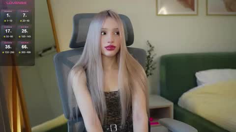 Laura online show from 10-10-25, 06:23