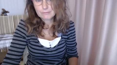 Snapshot of lauraoven1 chatting on 10-17-25, 07:22 Lauraoven1 online show from 10-17-25, 07:22