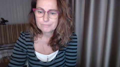 Snapshot of lauraoven1 chatting on 10-22-25, 01:55 Lauraoven1 online show from 10-22-25, 01:55