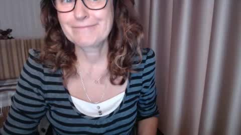 Snapshot of lauraoven1 chatting on 10-24-25, 08:11 Lauraoven1 online show from 10-24-25, 08:11