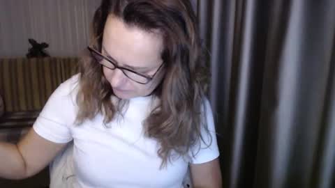 Snapshot of lauraoven1 chatting on 10-28-25, 02:20 Lauraoven1 online show from 10-28-25, 02:20