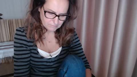 Snapshot of lauraoven1 chatting on 10-29-25, 08:16 Lauraoven1 online show from 10-29-25, 08:16