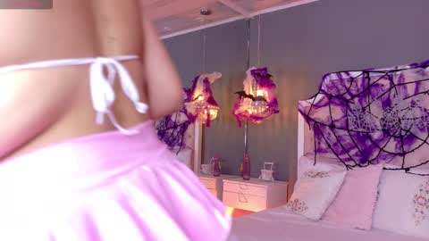 Snapshot of laurenbecker_ chatting on 10-31-25, 01:23 Lauren online show from 10-31-25, 01:23