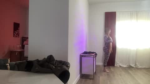 Snapshot of laurenphillips chatting on 01-27-25, 10:06 Lauren Phillips online show from 01-27-25, 10:06