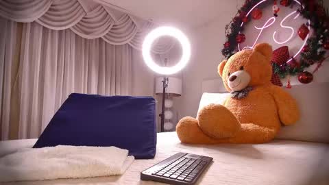 Lauren Saenz online show from 12-28-24, 12:03