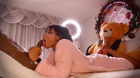 Lauren Saenz online show from 12-28-24, 03:04