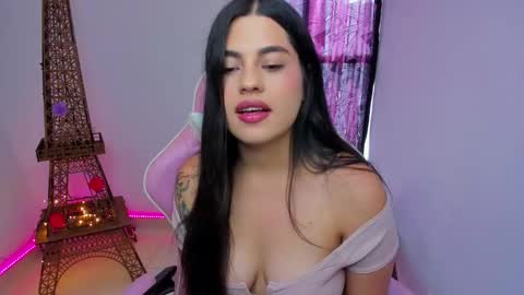 Snapshot of laurenth_foxy chatting on 12-06-24, 06:17 lau online show from 12-06-24, 06:17
