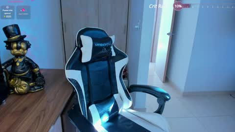 Snapshot of laurenth_foxy chatting on 01-10-25, 09:10 lau online show from 01-10-25, 09:10