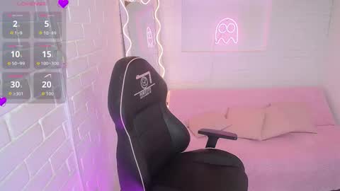 Lauxury  online show from 09-18-25, 03:08