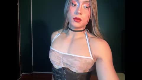 Layla   help me with your thumbs up its important  online show from 01-11-26, 05:12