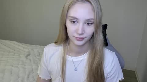 Snapshot of laylapretty001 chatting on 10-27-25, 05:00 LaylaPretty001 online show from 10-27-25, 05:00