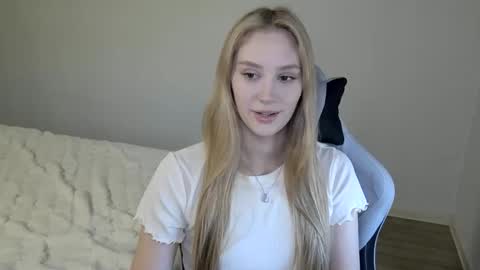 Snapshot of laylapretty001 chatting on 10-31-25, 06:47 LaylaPretty001 online show from 10-31-25, 06:47