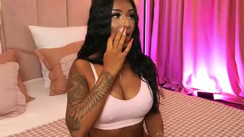 Snapshot of laylavixenn chatting on 07-19-26, 06:50 Layla online show from 07-19-26, 06:50