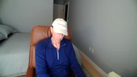 Snapshot of ldrunner2 chatting on 03-01-25, 03:10 LD online show from 03-01-25, 03:10