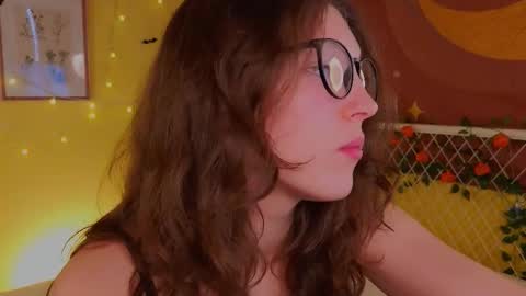 Snapshot of lea_belle_ chatting on 10-26-25, 04:24 Lea online show from 10-26-25, 04:24