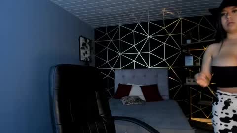 Lea Velle online show from 10-21-25, 03:40