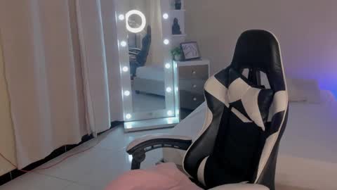 Snapshot of leahaltomm chatting on 02-26-25, 08:33 leahaltomm online show from 02-26-25, 08:33