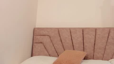 Snapshot of leahaltomm chatting on 11-19-25, 11:05 leahaltomm online show from 11-19-25, 11:05